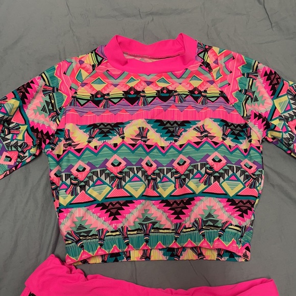 2 piece. Cropped rash guard and matching shorts - Picture 2 of 4